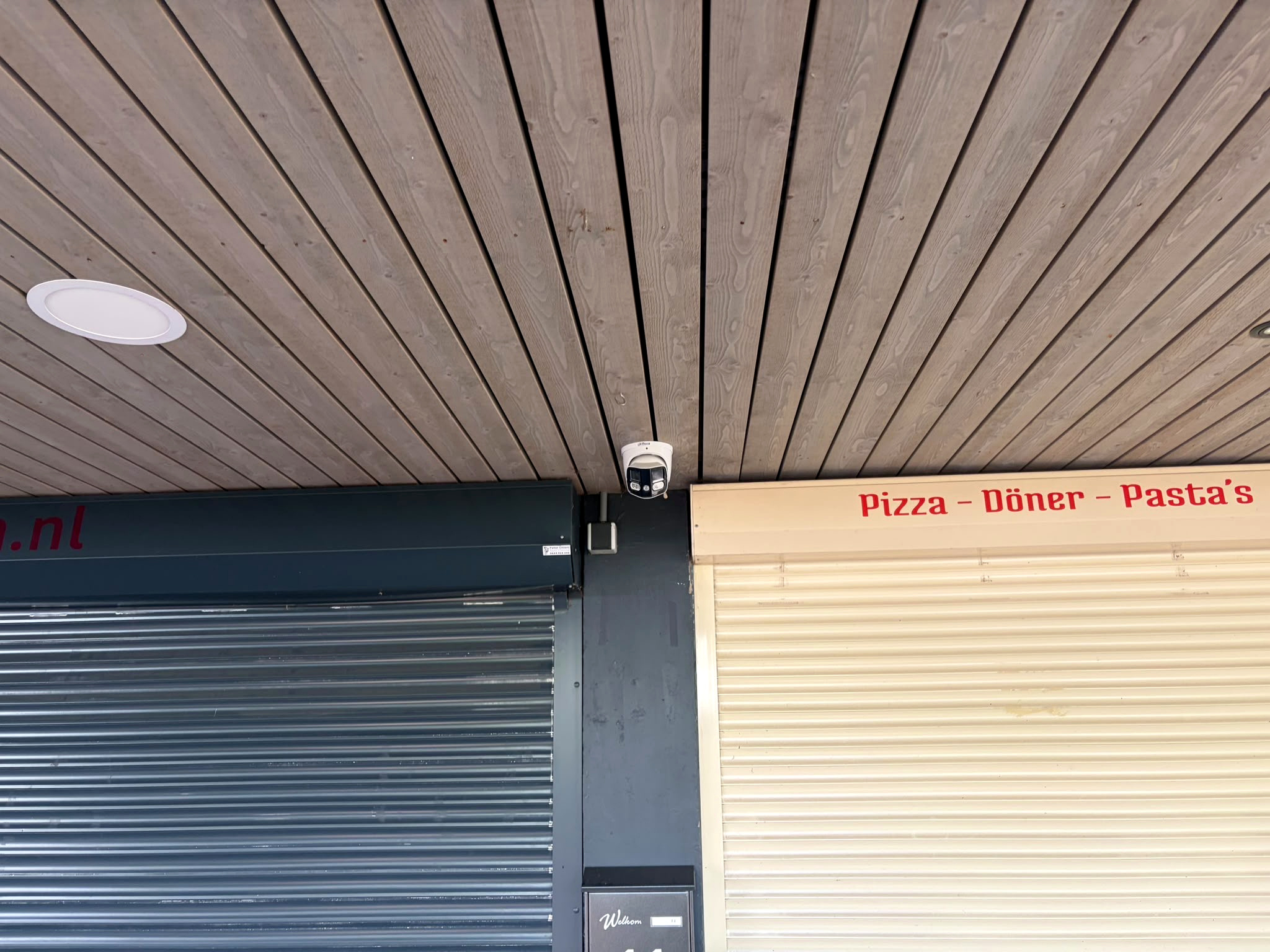Beveiligingscamera onder de overkapping van winkelcentrum Paletplein Tilburg